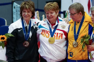 À gauche, Marie Chantal Demaille aux Championnats du monde d'escrime seniors à Stralsund, en Allemagne, le 14 octobre 2016.