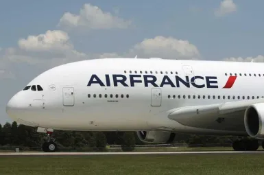 Les passagers ont été "réacheminés à bord d'un nouvel avion au départ de Lyon à 22h39 vers l'aéroport de Bastia.