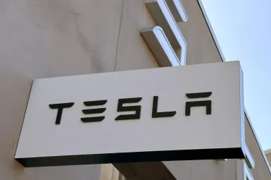 Tesla plonge à Wall Street, sa valorisation divisée par deux depuis décembre