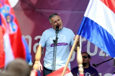 Icône folk-rock dans le pays de 3,8 millions d'habitants, Thompson, de son vrai nom Marko Perkovic, a été empêché de donner des concerts dans plusieurs pays européens.