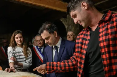 Le ministre du Commerce extérieur Laurent Saint-Martin à la rencontre des producteurs d'Armagnac du Gers