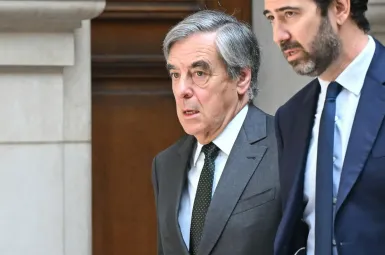 Emplois fictifs : l'ex-Premier ministre français François Fillon condamné à 4 ans de prison avec sursis