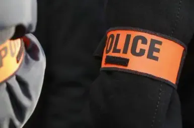 "Deux témoins indiquent que des policiers de la Compagnie de sécurisation et d'intervention (CSI) 93 ont amené deux jeunes dans un hall pour les frapper", a indiqué une source policière.