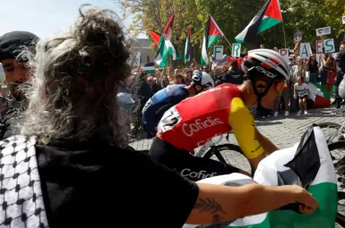 Tour d’Espagne : des manifestations pro-palestiniennes ont perturbé la Vuelta 2025, y compris l’étape reine ce samedi