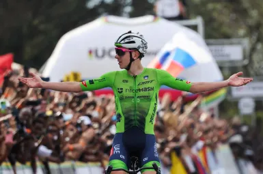 Nouvel exploit en solitaire de Tadej Pogacar, qui s'offre un deuxième titre mondial consécutif