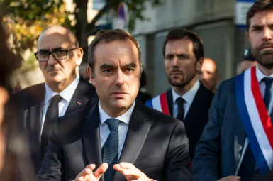 Sébastien Lecornu lors de sa visite à L'Haÿ-les-Roses.