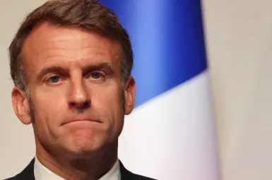 Suspension de la réforme des retraites : après les propos d'Emmanuel Macron, le gouvernement tente de mettre fin à la polémique