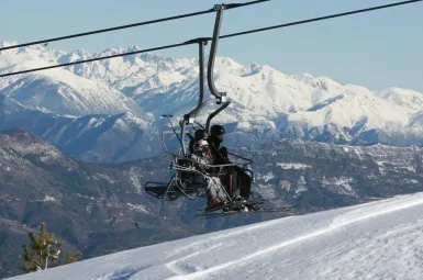 Vacances dans le Jura : beaucoup moins de neige qu’avant, les professionnels et vacanciers s’adaptent