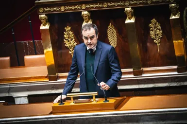 Le gouvernement opposé à une taxe Zucman, même allégée, tente d’arrimer les LR au bloc central