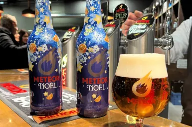 Cette bière est mise en bouteille à Hochfelden, sur le site historique de la brasserie Meteor, une entreprise artisanale familiale qui existe depuis près de 400 ans.