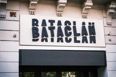 EXTRAIT - 13 novembre 2015 : une marche commémorative des attentats organisée à Paris