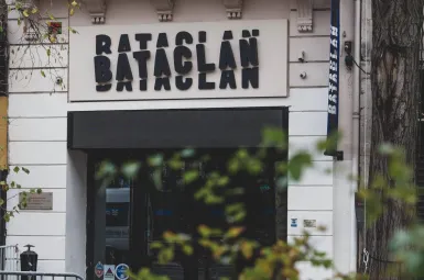 Le soir du 13 novembre 2015, une série de fusillades et d'attaques-suicides ont frappé la capitale.