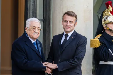 «Une nouvelle étape cruciale» : ce qu'il faut retenir de la rencontre entre Emmanuel Macron et Mahmoud Abbas à l’Élysée