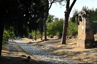 La via Appia à Rome, déjà utilisée à l'époque de l'Empire romain