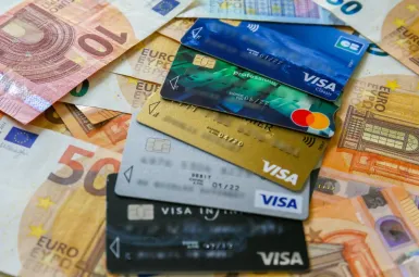 De l'argent en espèces et des cartes bleues