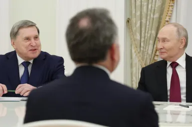 Iouri Ouchakov, conseiller diplomatique du Kremlin (à g.) et Vladimir Poutine (à d.) ont reçu Steve Witkoff (au centre) ce mardi 2 décembre au Kremlin.