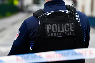 La voiture des malfaiteurs a pris la fuite tout comme les occupants, toujours introuvables ce jeudi soir.