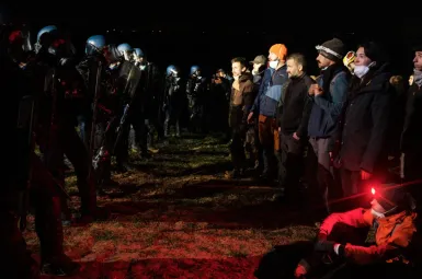 Des centaines d'agriculteurs ont manifesté leur colère avant que les forces de l'ordre ne reprennent le contrôle de la ferme en fin de soirée.