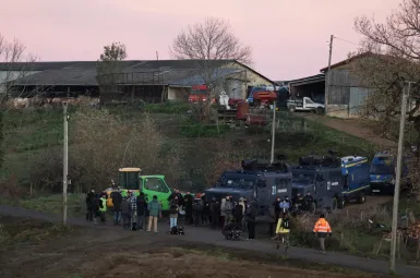 La levée du blocage de la ferme, dont l'accès était obstrué par des tracteurs et des troncs d'arbres, a été émaillée d'incidents entre les forces de l'ordre et les manifestants.