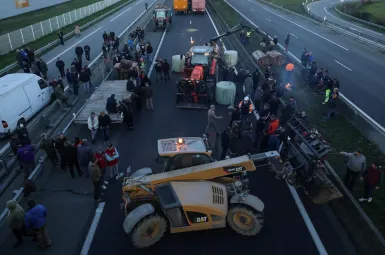 Des agriculteurs bloquent une autoroute au sud de Toulouse.