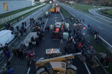 EN DIRECT - Dermatose nodulaire : l'autoroute A64 bloquée par les agriculteurs entre Bayonne et Tarbes