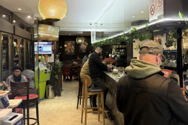 Au bar-tabac Chiquito, dans le 15e arrondissement de Paris, la convivialité se vit chaque jour, au comptoir.