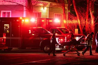 Plusieurs ambulances près du campus de l'université Brown, où deux étudiants ont été tués par balles.