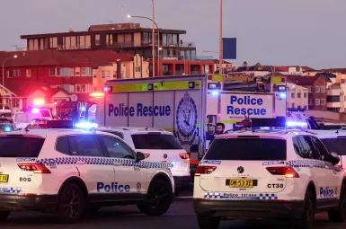 Des dizaines de véhicules d'urgence sont présents devant la plage de Bondi, à Sydney.