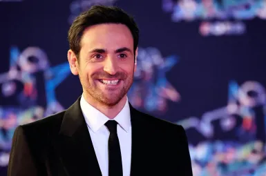 Pour ce premier numéro, onze célébrités ont accepté de jouer le jeu de l’autodérision.