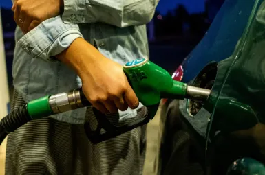 Les ventes de voitures électriques neuves progressent.