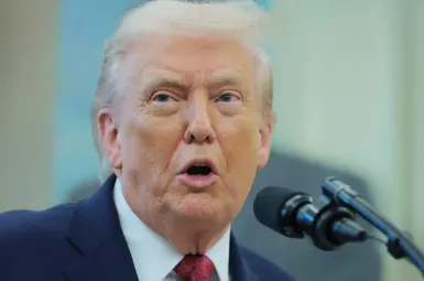 Donald Trump porte plainte contre la BBC et réclame 10 milliards de dollars.