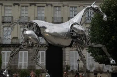 Zeus, le cheval métallique des Jeux olympiques, est désormais exposé à Paris