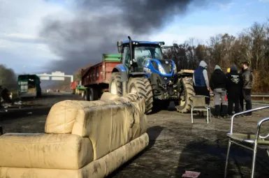Crise agricole : les agriculteurs se préparent à passer les fêtes de fin d'année sur les barrages