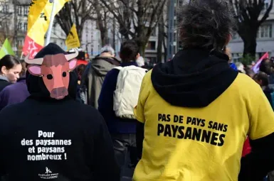 Colère des agriculteurs : les autorités inquiètes avant Noël, la mobilisation s’amplifie et se structure