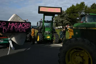 Dans les Pyrénées, les agriculteurs poursuivent les blocages.
