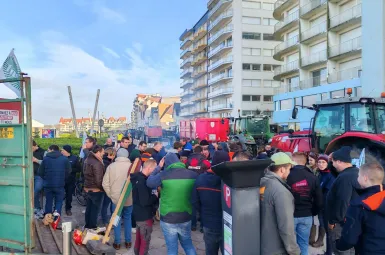 Colère agricole : des agriculteurs manifestent devant la villa du couple Macron au Touquet