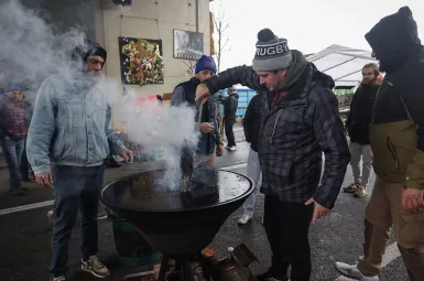 Les agriculteurs qui bloquent l'A64 sont prêts à passer les fêtes sur le barrage.