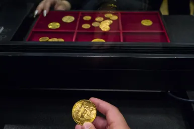 «Faire plaisir à mes petits-enfants» : avant Noël, ces Français qui profitent du cours de l'or pour vendre leurs bijoux