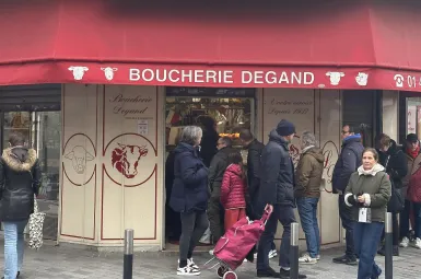 «On est débordés» : à Paris, les commerçants sur le pied de guerre face aux derniers achats de Noël