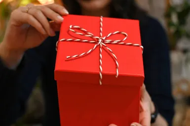 À quelques heures de s'offrir les cadeaux de Noël, certains retardataires se pressent pour finaliser leurs achats.