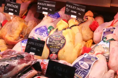 «C'est le grand rush» : chez ce boucher du marché de Versailles, c'est l'effervescence à quelques heures du réveillon