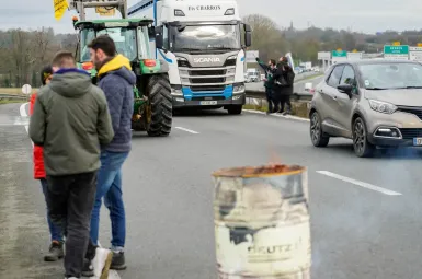 Des agriculteurs maintiennent des barrages routiers dans le Sud-Ouest malgré les fêtes de Noël