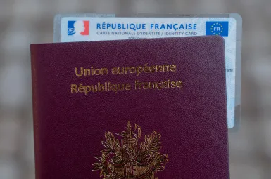 Le passeport français, accompagné de la nouvelle carte d'identité. (illustration)