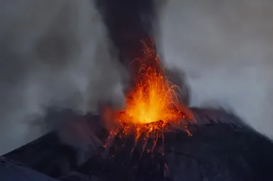 Des jets de lave de 300 à 400 mètres de haut ont été observés au sommet de l’Etna.