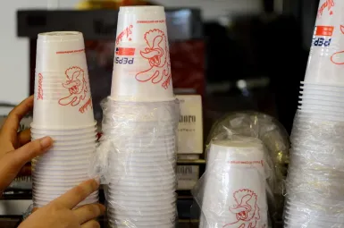 «On a besoin d'un peu plus de temps»  : l’interdiction de gobelets contenant du plastique repoussée à 2030