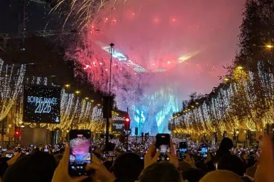 Des centaines de milliers de personnes étaient réunies sur les Champs-Elysées pour fêter le passage en 2026.