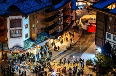 Deux jours après le drame à Crans-Montana, de nombreuses personnes se sont rassemblées devant des mémoriaux improvisés près du lieu d'un incendie.