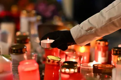 Hommage aux victimes de l'incendie d'un bar à Crans-Montana.