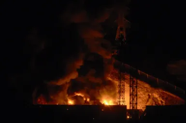 Un complexe militaire après la série d'explosions à Caracas.