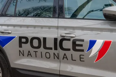 Paris : vexé après une bataille de boules de neige, il porte des coups de couteau à un adolescent avant d'être interpellé